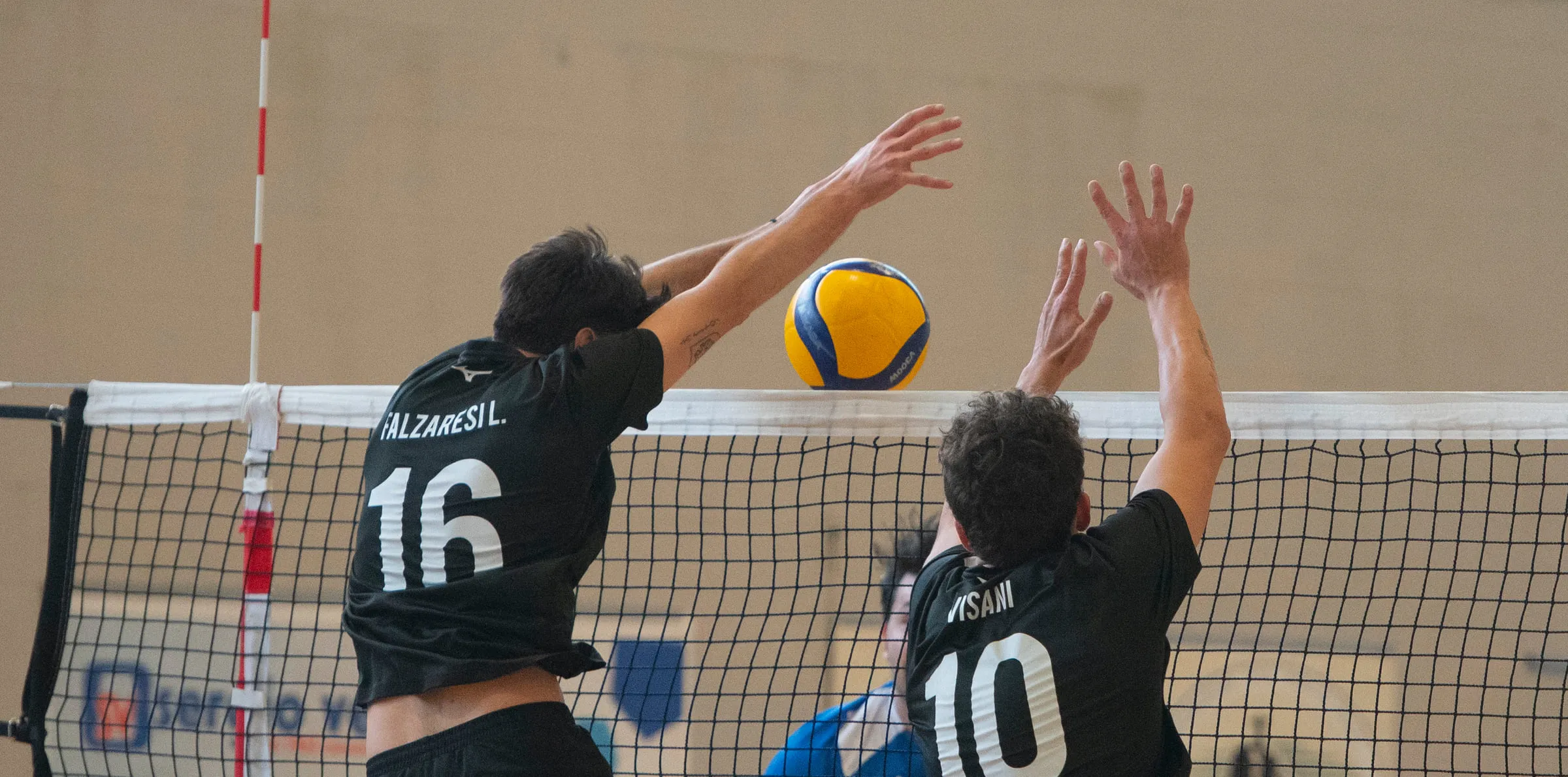 Muro a rete di due giocatori del Volley Cesenatico durante una partita