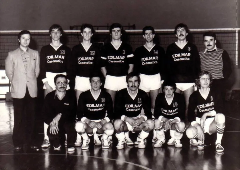 Formazione storica maschile in posa davanti alla rete, con le maglie dello sponsor Edilmar Cesenatico